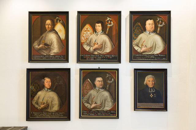 Porträtgalerie im Kapitelsaal: Rechts unten der erste Weltpriester Friedrich Adolf Sauer, davor die letzten Äbte des Klosters Wedinghausen.