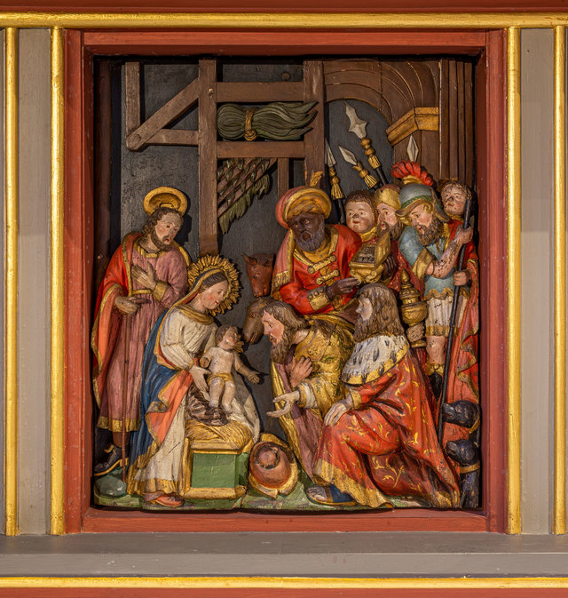 Holzrelief der Heiligen Drei Könige im Seitenaltar
