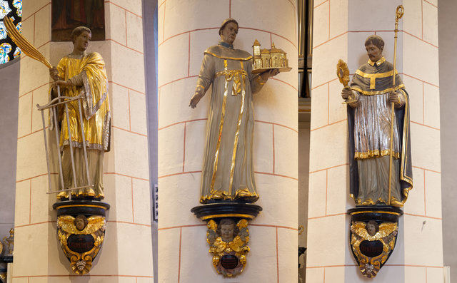 Säulenfiguren in St. Laurentius: Kirchenpatron Hl. Laurentius, Klosterstifter Heinrich I. und Ordensgründer Norbertus von Xanten