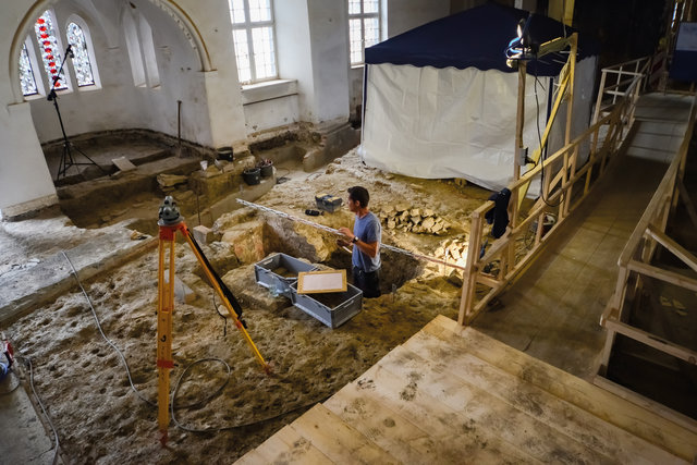 Der Kapitelsaal während der Ausgrabungen, im Vordergrund das Stiftergrab