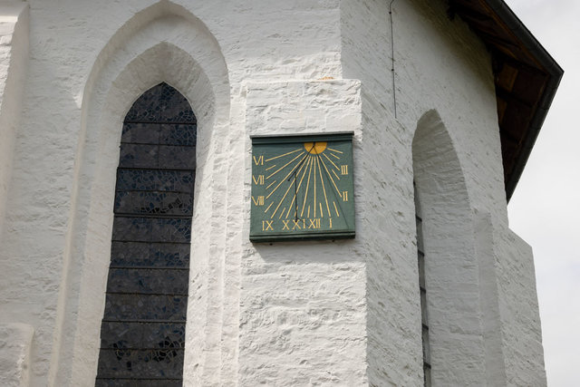 Sonnenuhr an der Außenfassade der Propsteikirche St. Laurentius